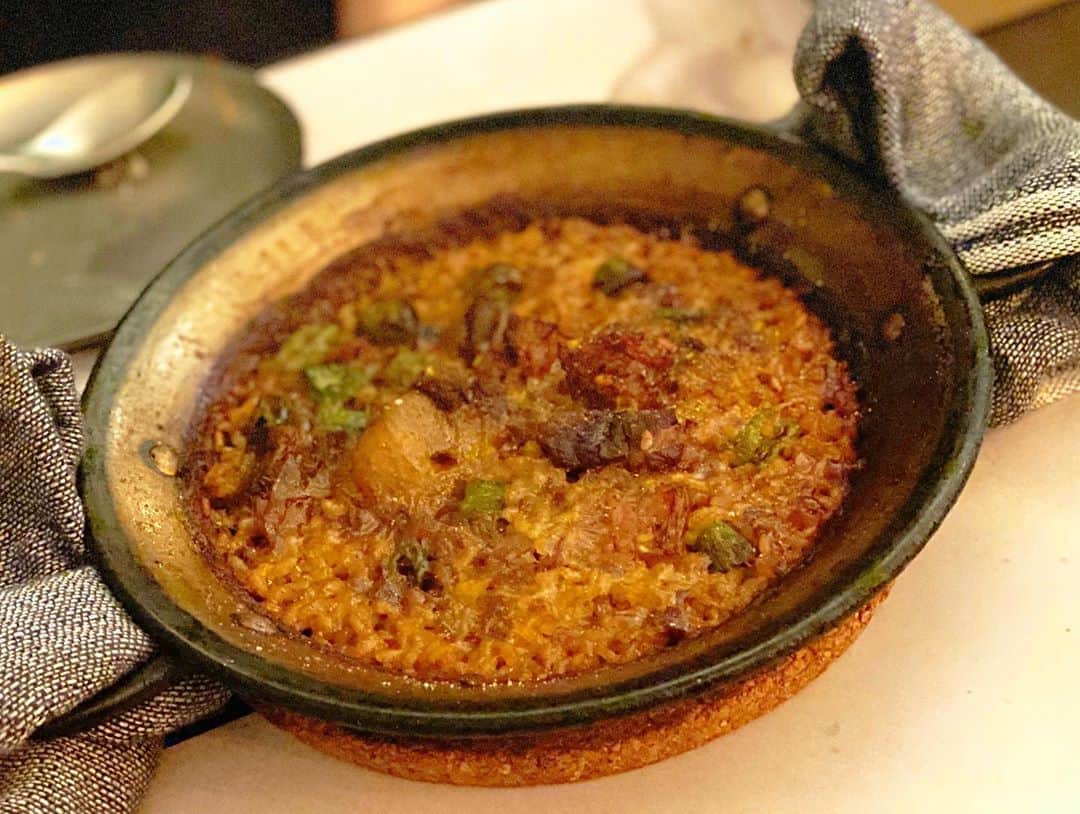 興梠友理のインスタグラム：「【PEP Spanish Bar (吉祥寺)】 ・ 🥘Spanish Christmas Dinner🥘 . ・ 珍しくクリスマスイブにディナーに行きました✨www ・ いわゆる「クリスマス限定コース」が好きじゃなくて、毎年あえてクリスマス時期を外してディナーしていましたが、このお店はクリスマスも通常メニューのみ&予約が取れたので☺️ ・ 吉祥寺にあるお気に入りのスパニッシュバル💕 やはり何を食べてもハズレなし✨ ・ お値段もリーズナズブルなので、普段使いにもおすすめです😉 ・ #都萬牛と獅子唐のパエリア #ズワイ蟹と焼き葱のフィデウワ #生ハムのクリームコロッケ　←毎回リピート #マッシュルームとチョリソのコカ　←超クリスピー！ #ハモンセラーノ #バスクチーズケーキ　←岩塩添えてるのが👍 ・ #クリスマスディナー #pepspanishbar #スパニッシュバル #スペインバル #吉祥寺グルメ #パエリア #フィデウワ #スペイン料理」