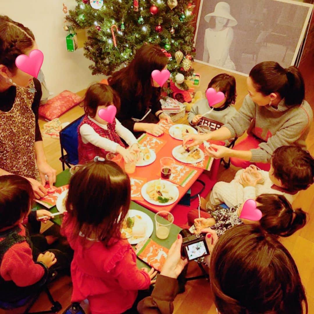 浅見帆帆子のインスタグラム：「27日になって、ようやくクリスマスデコレーションをしまいました。  子供たちのクリスマスパーティー@うち 詳しくはアメブロへ  #浅見帆帆子　#クリスマスパーティー子供　#クリスマスパーティーデコレーション」