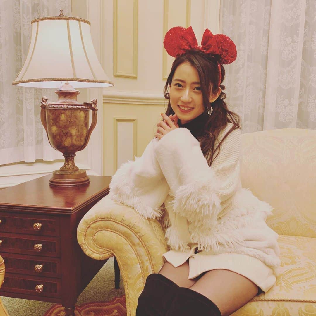 段文凝のインスタグラム：「見て見て〜🎶ミニーちゃんの耳をつけて、ディズニーホテルでお世話になった会社の忘年会に参加してきたよ🤗 夢と魔法の国ってやっぱり楽しかった〜🧙‍♀️🧹 #行知学園  #ディズニー #忘年会 #パーティー」