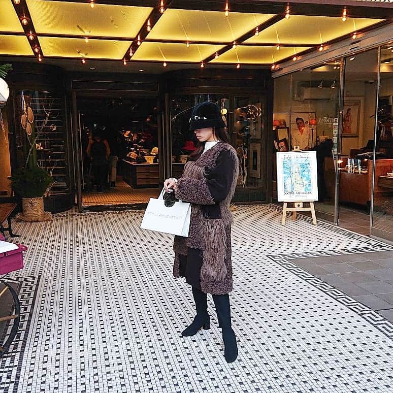 元美容部員 和田さん。さんのインスタグラム写真 - (元美容部員 和田さん。Instagram)「大阪に住む妹が東京に帰って来て﻿ くれたので、lunchと、お買い物に🍴✨﻿ ﻿ そんな今日の私服です。﻿ ﻿ 今年一年のご褒美に、﻿ 大好きなCA4LAで帽子を購入。🎩﻿ 購入してすぐに被らせて頂きました。笑﻿ ﻿ とってもお気に入り。﻿ これから実家に一緒に戻って家族で﻿ 母のお手製餃子会をします。🥟笑﻿ ﻿  撮影は妹です。ありがとうね📸  コート @lagunamoon_com  ハット @ca4la_official  トップス @lagunamoon_com  パンツ @uniqlo  ニットブーツ @zara  バッグ @charleskeithofficial」12月29日 16時37分 - wada.akane