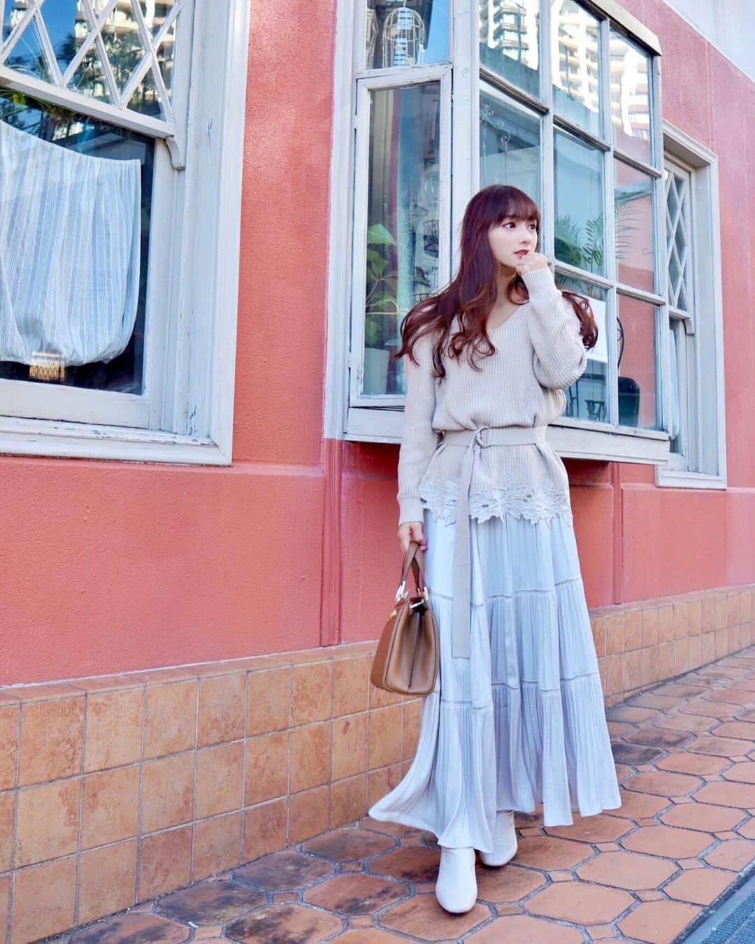 のインスタグラム：「ゆるっと感が可愛いセットアップ🥰❤️ 裾は刺繍になってるんだよ〜✨ ニットだけど、ウエストでしっかり絞れるから着膨れしなくて嬉しい❣️ そして私、毎日ワンピースかセットアップしか着てないな…🥺笑笑  set up : @apuweiser_official  bag : @gucci shoes : @ms.right.fashion  #coordinate#ootd#Japanese#Japanesegirl#Happy#girl#girly#fashion#instafashion#instagood#rubi_fashion#冬ファッション#冬コーデ#ニット#セットアップ#アプワイザーリッシェ」