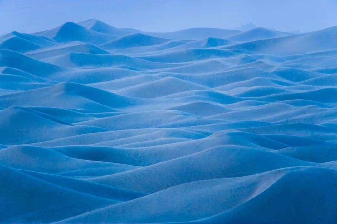 ナショナルジオグラフィックさんのインスタグラム写真 - (ナショナルジオグラフィックInstagram)「Photo by @michaelmelford | This is Death Valley National Park in a windstorm, with my back to the wind. I'm looking at the many layers of the dunes at Mesquite Flat. I try to capture what I’m feeling and experiencing when photographing, and in the this windstorm it was all about the power of Mother Nature! #deathvalley #wind #nature #nationalparks」12月29日 16時39分 - natgeo