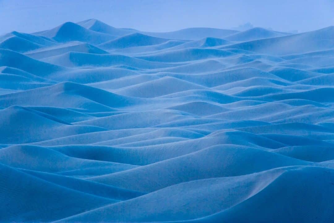 のインスタグラム：「Photo by @michaelmelford | This is Death Valley National Park in a windstorm, with my back to the wind. I'm looking at the many layers of the dunes at Mesquite Flat. I try to capture what I’m feeling and experiencing when photographing, and in the this windstorm it was all about the power of Mother Nature! #deathvalley #wind #nature #nationalparks」