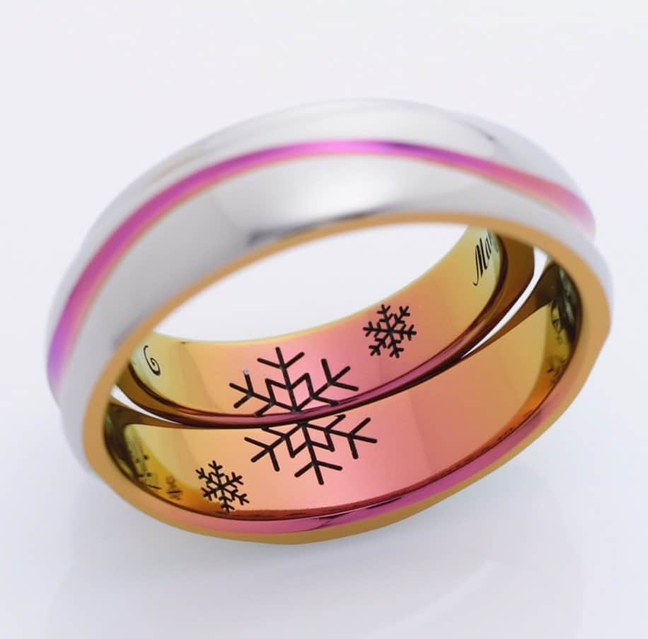 SORA ≪SORA表参道の公式アカウント≫さんのインスタグラム写真 - (SORA ≪SORA表参道の公式アカウント≫Instagram)「@sora_omotesando . 【雪モチーフの結婚指輪】 一瞬の儚くも美しい冬の自然美を 指輪の中に描きました。 ふたりの結晶が、 薬指で永遠の輝きを放ちます＊* 思い出の冬の情景を刻み、 かけがえのない ふたりだけのストーリーを 紡いではいかがですか？ . --------------- ＜年末年始休業のお知らせ＞ 2019年12月27日(金)〜2020年1月6日(月) 1月7日(火)より通常営業をいたします。 --------------- ▽SORA公式サイトはTOPのURLからcheck * >>> @sora_omotesando . --------------- ぜひ『 #結婚指輪sora 』のハッシュタグで SORAの写真を投稿してくださいね＊* こちらのアカウントでリグラムさせていただきます♪ . #結婚指輪 #婚約指輪 #指輪 #表参道 #オーダーメイド #プレ花嫁 #ブライダル #ウェディング #手作り #彫金#bridal#wedding #bridalring #ring #tokyo #anniversary  #Jewelry #Marriage #記念日 #ソラ#グラデーション #雪 #snow #雪リング #刻印リング #オリジナルリング」12月29日 16時43分 - sora_omotesando