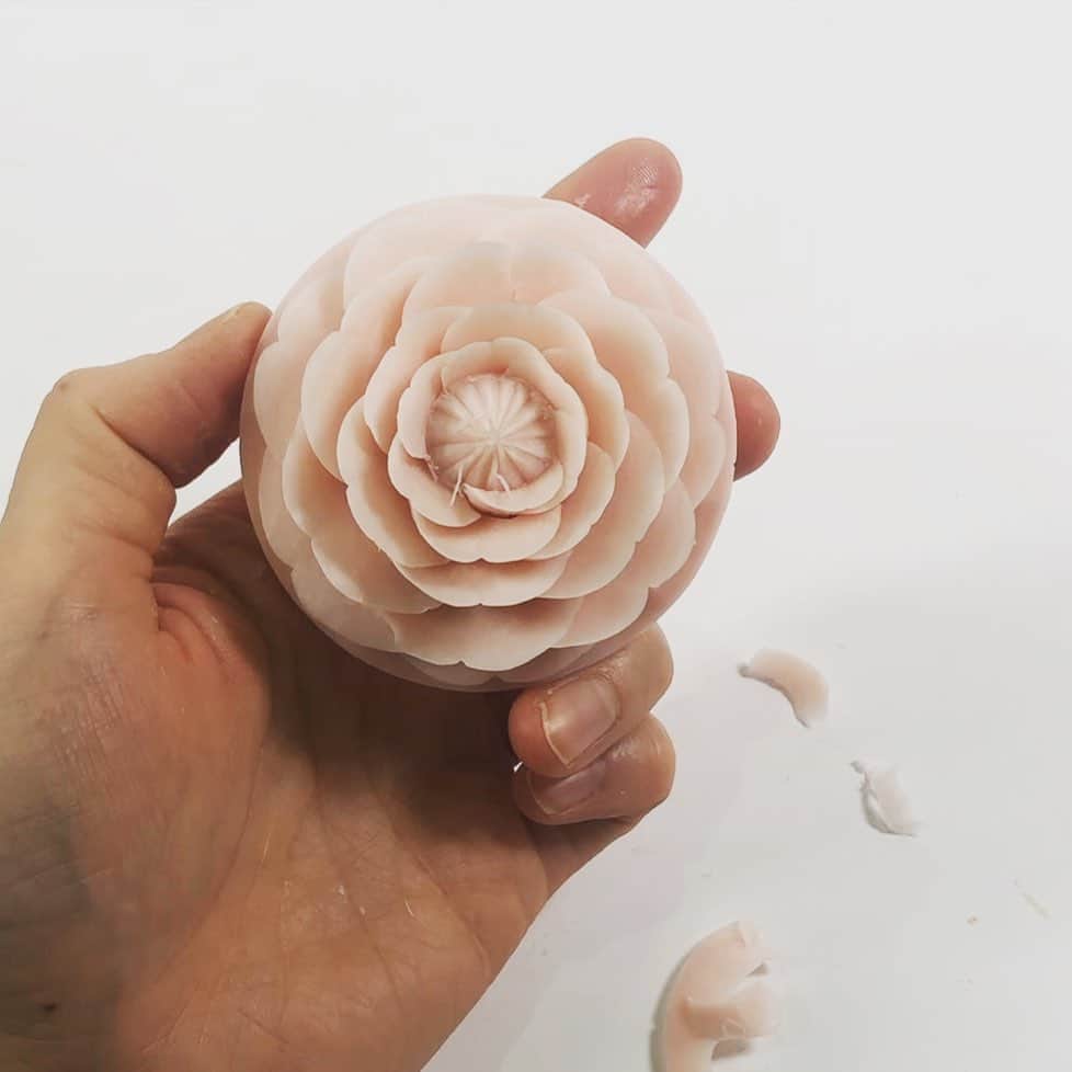 のインスタグラム：「. 正月飾り用 急いで作ってます。 . #しめ縄 #japanesewreath #正月飾り #間に合うかな。。。  . . . 🌸🌷💐🌺🌼🌸🌺🌻🌹🌷💐 . #soapcarving  #作ってみよう #菊の花 #手芸 #ソープカービング #ソープカービング教室 #tiktok #ハンドメイド #craft  #soapcarving #オンラインカービング教室 #gift #習い事 #お稽古 #handmade #ハンドメイド #手仕事 #ハンドメイド好きさんと繋がりたい  #admrsoap #satisfying  #satisfyingvideos  #relax #relaxvideo  #vegetablecarving #fruitscarving #正月飾り #お正月 #japaneseculture  #asmr」