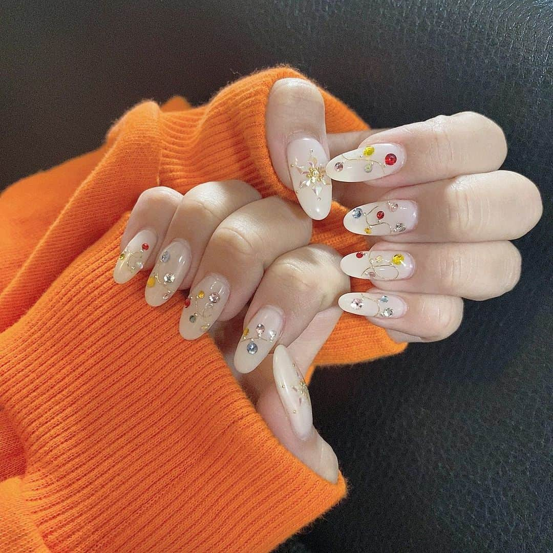 Junaのインスタグラム：「. イルミネーションみたいなやつ🤩 #neil #naturalnails #キラキラネイル」