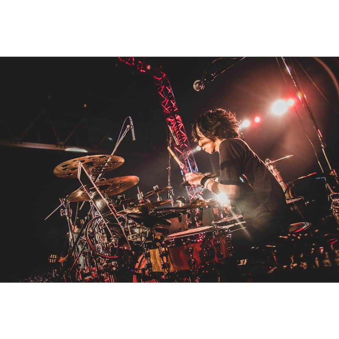 Nothing’s Carved In Stoneさんのインスタグラム写真 - (Nothing’s Carved In StoneInstagram)「【LIVE PHOTO】﻿ "COUNTDOWN JAPAN 19/20"﻿ 12月28日(土)幕張メッセ国際展示場1～11ホール﻿ ﻿ Photo by @nekoze_photo﻿ ﻿ 年明け2020年1月9日(木)にZepp Tokyoでのワンマンライブがあります。﻿ ﻿ "By Your Side Tour 2019-20"ワンマンシリーズ初日となります。チケット残りわずかです。ぜひお待ちしております！﻿ ﻿ 2020年1月9日(木)Zepp Tokyo﻿ 開場：18:00 / 開演：19:00﻿ チケット 4,200円(一般発売中)﻿ ﻿ #nothingscarvedinstone #ナッシングス #ncis #silversunrecords #countdownjapan #cdj」12月29日 17時10分 - nothingscarvedinstone