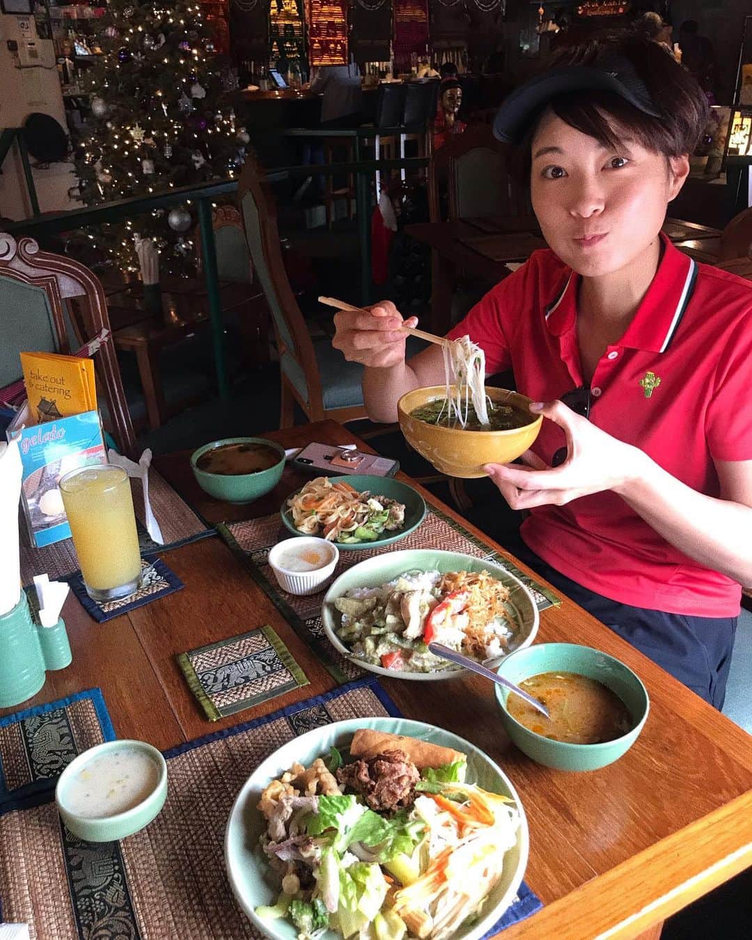 中村優さんのインスタグラム写真 - (中村優Instagram)「グアムの思い出まだあるよ🏝 理恵さんとゴルフ後、閉店時間ぎりぎりに　@yukimi_tsutsumi おすすめのタイ料理屋さんへ🦐 ビュッフェスタイルだったので、とりあえずお皿に色々盛りまくり！どれも美味しかった❤️😙 結果夜までお腹が減らず、行きたかった店に行けなかった🙁#優trip」12月29日 17時06分 - nkmr_yu