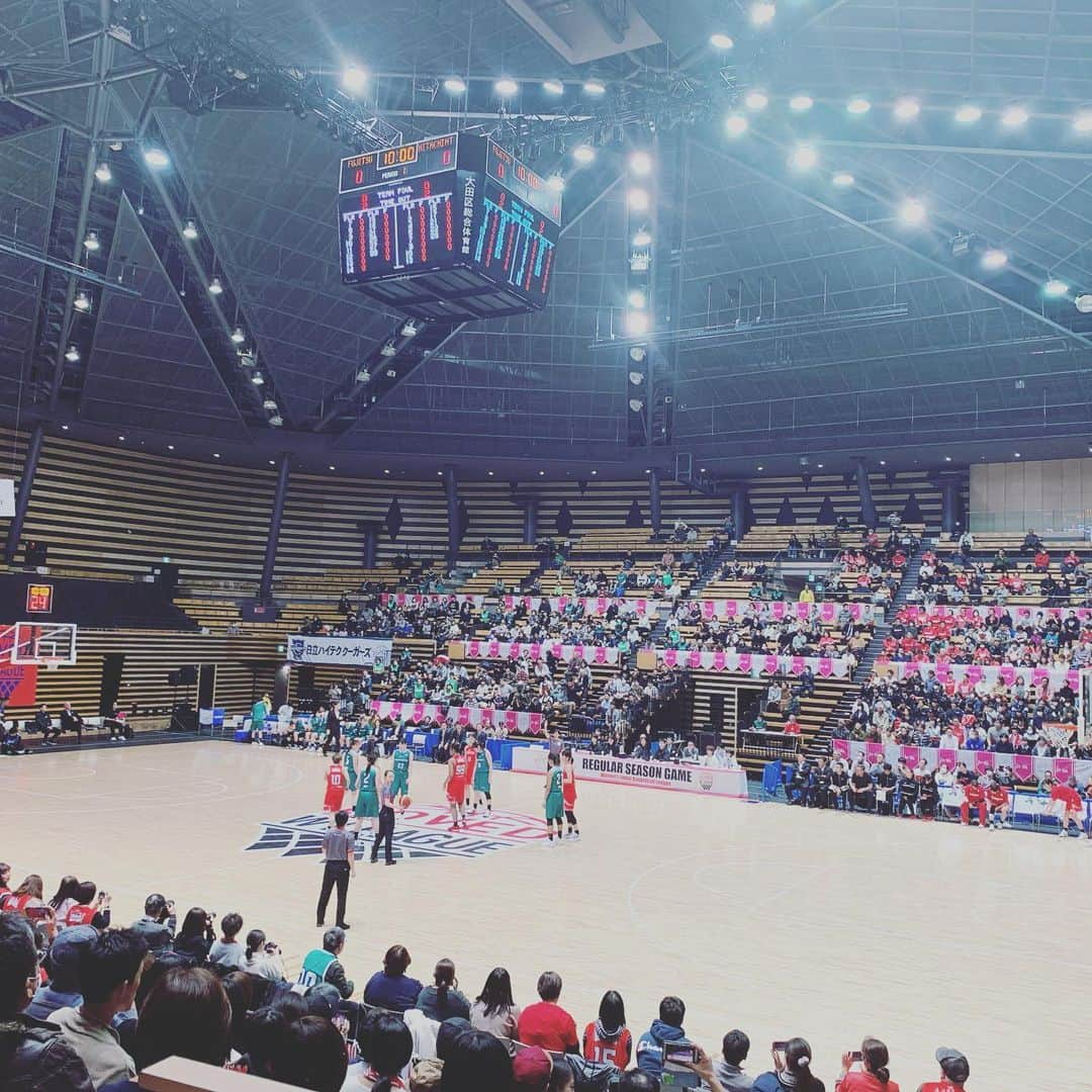 安田美沙子さんのインスタグラム写真 - (安田美沙子Instagram)「家族でWLEAGUEを見に行って来ました⛹️‍♀️✨ 大田区体育館は、公園が隣接されていて、沢山遊べて大満足😊✨ 元女バスとしては。。。弱かったあの頃の自分に見せたかっためちゃくちゃかっこいい試合でした😍 あんなに、機敏に動けたらなぁ。。一応センターだったから、 センターに注目してみたり、キュンとするくらい、かっこいい女子バスケ❤️強かったー！！ . . . #instagood #basketball #wleague #大田区体育館  #女子バスケ #family #drive #park  #時間を間違えて早く着く #沢山遊んで2試合も見れた #選手を撮る息子 #クリスマスのココナッツオイルクッキー #また行きたい」12月29日 17時19分 - yasuda_misako