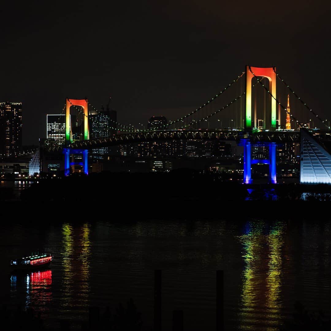 アクアシティお台場/AQUA CiTY ODAIBAさんのインスタグラム写真 - (アクアシティお台場/AQUA CiTY ODAIBAInstagram)「・ 七色の煌めきを纏った、冬のレインボーブリッジ。澄んだ空気を楽しみながら過ごす二人だけの時間。 ・ #アクアシティお台場 #夜景 #yakei #夜景倶楽部 #夜景写真 #東京夜景 #レインボーブリッジ #raibowbridge #東京タワー #tokyotower #屋形船 #nightview #night #夜 #夜空 #海 #期間限定 #お台場デート #aquacityodaiba #お台場 #アクアシティ #東京リゾー島 #odaiba #aquacity #台場 #daiba #tokyo #japan」12月29日 17時28分 - aquacity_odaiba_official