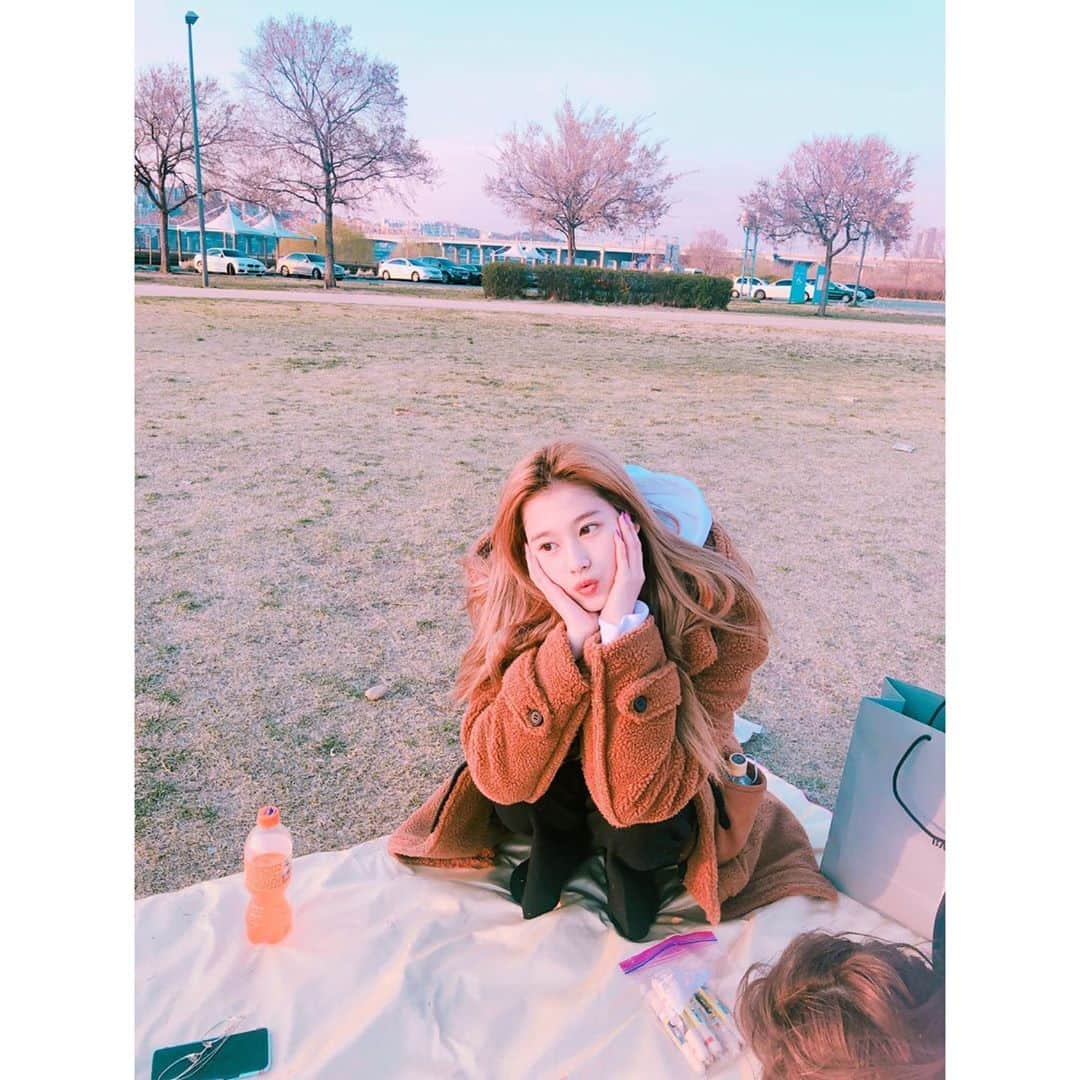 TWICEさんのインスタグラム写真 - (TWICEInstagram)「사나언니~~ 생일 너무너무 추카해🥳🥳🥳💜 💜 大家一起祝Sana姐生日快樂！」12月29日 17時21分 - twicetagram