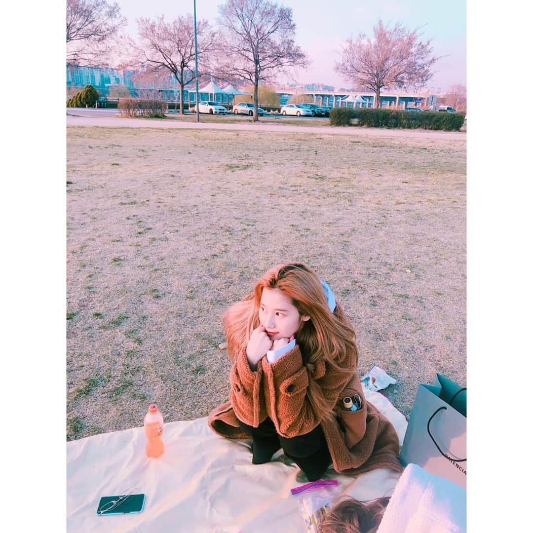 TWICEさんのインスタグラム写真 - (TWICEInstagram)「사나언니~~ 생일 너무너무 추카해🥳🥳🥳💜 💜 大家一起祝Sana姐生日快樂！」12月29日 17時21分 - twicetagram