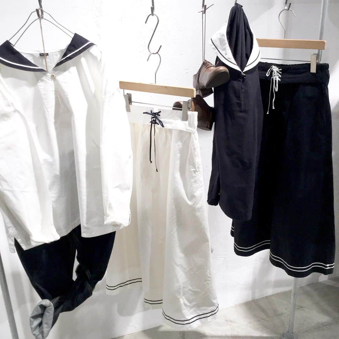 のインスタグラム：「・ ・ PARICIから春物アイテムが入荷致しました✨ ・ 綿100%の厚手の生地でヴィンテージ感があるので上品な雰囲気に◎ ・ マリンテイストでこれから大活躍です🙆 ・ ・ セーラーブラウス ¥10,800+tax (5001BL011201) ・ マリンスカート ¥11,800+tax (5001SK007201) ・ シロ／コン ・ #ambidex #parici #pariciklassisk  #パーリッシィ」