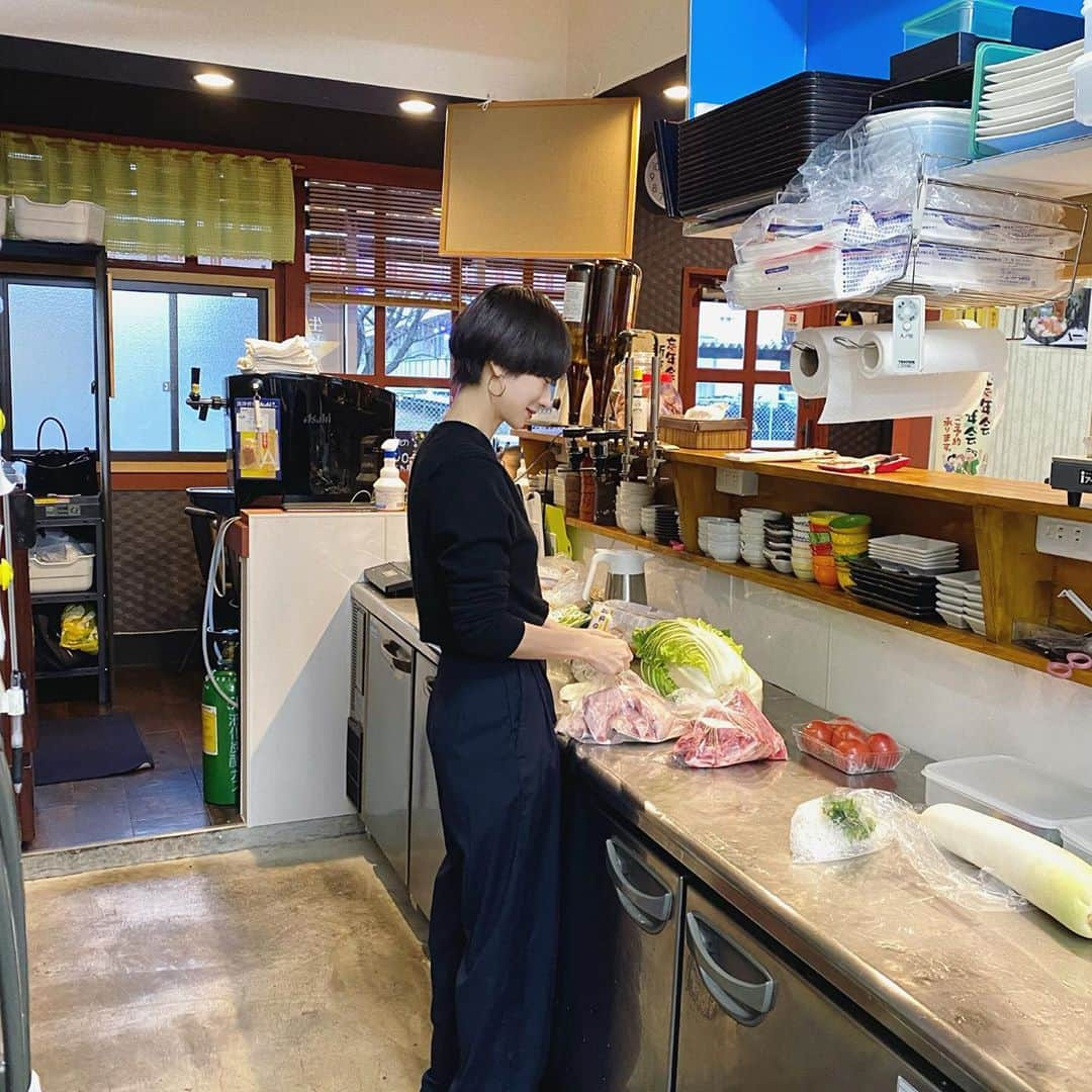 松本恵奈さんのインスタグラム写真 - (松本恵奈Instagram)「年末は実家の母のお店のお手伝い💪🏻今日は予約いっぱいで大忙しみたいです◎お正月の間はお休みですが、６日からスタートするので伊勢市に来る方は是非、遊びに来てね♡暖かい定食屋さんでお母さんとおばあちゃんがおもてなししてくれます☺️❤️トークが面白いですよ。笑 #ふなえ食堂 #伊勢市 #母の味」12月29日 17時24分 - ena1123