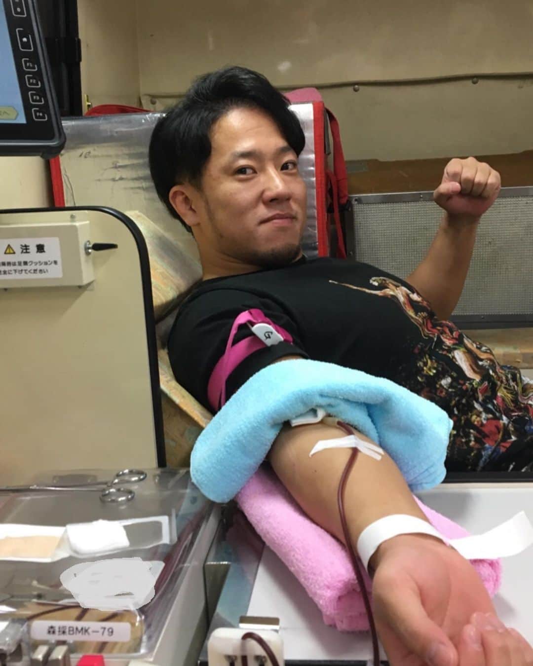 原田大輔のインスタグラム：「今年最後の献血 in 吹田さんくす広場  #noah_ghc  #吹田  #献血  #日本赤十字社」