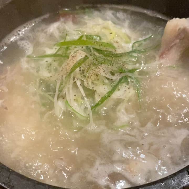 のインスタグラム：「昨日の忘年会は 最高な食べ物と 最高な仲間たちで めちゃくちゃ楽しかった💕 サムゲタン最高！」