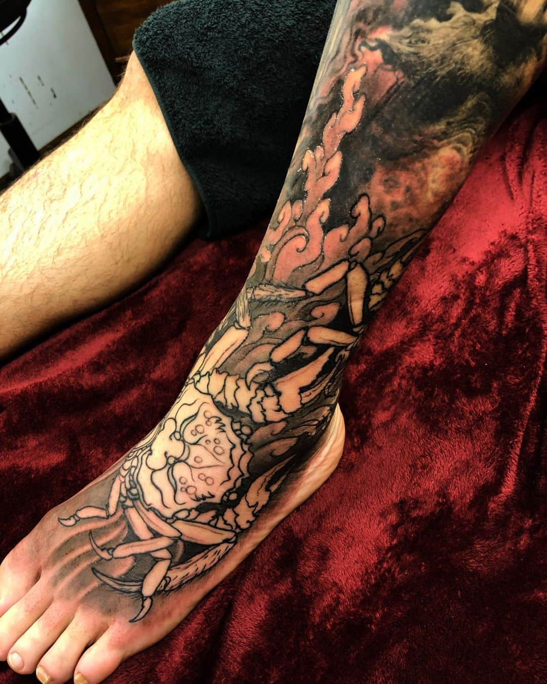 SHIGEさんのインスタグラム写真 - (SHIGEInstagram)「In progress,, just added more subject by freehand for “Funa Benkei” project,, and that amazing portrait is by my good friend @roberthernandeztattoos , Just connected everything,, Thank you good times! @mosmoi  Otsukaresama deshita!  _  #shige #shigetattoo #shigeyellowblaze #yellowblazetattoo #黄炎 #船弁慶 #弁慶 #平知盛 #大物浦 #義経千本桜 #日本刺青 #武者絵 #平家蟹 #funabenkei #benkei #tairanotomomori #heikegani #freehand #japanesetattoo #japaneseart #japan @bishoprotary #bishoprotary @inkeeze #inkeeze #dipcaps #bishopfamily #fusionink #fusioninkproteam」12月29日 17時37分 - shige_yellowblaze