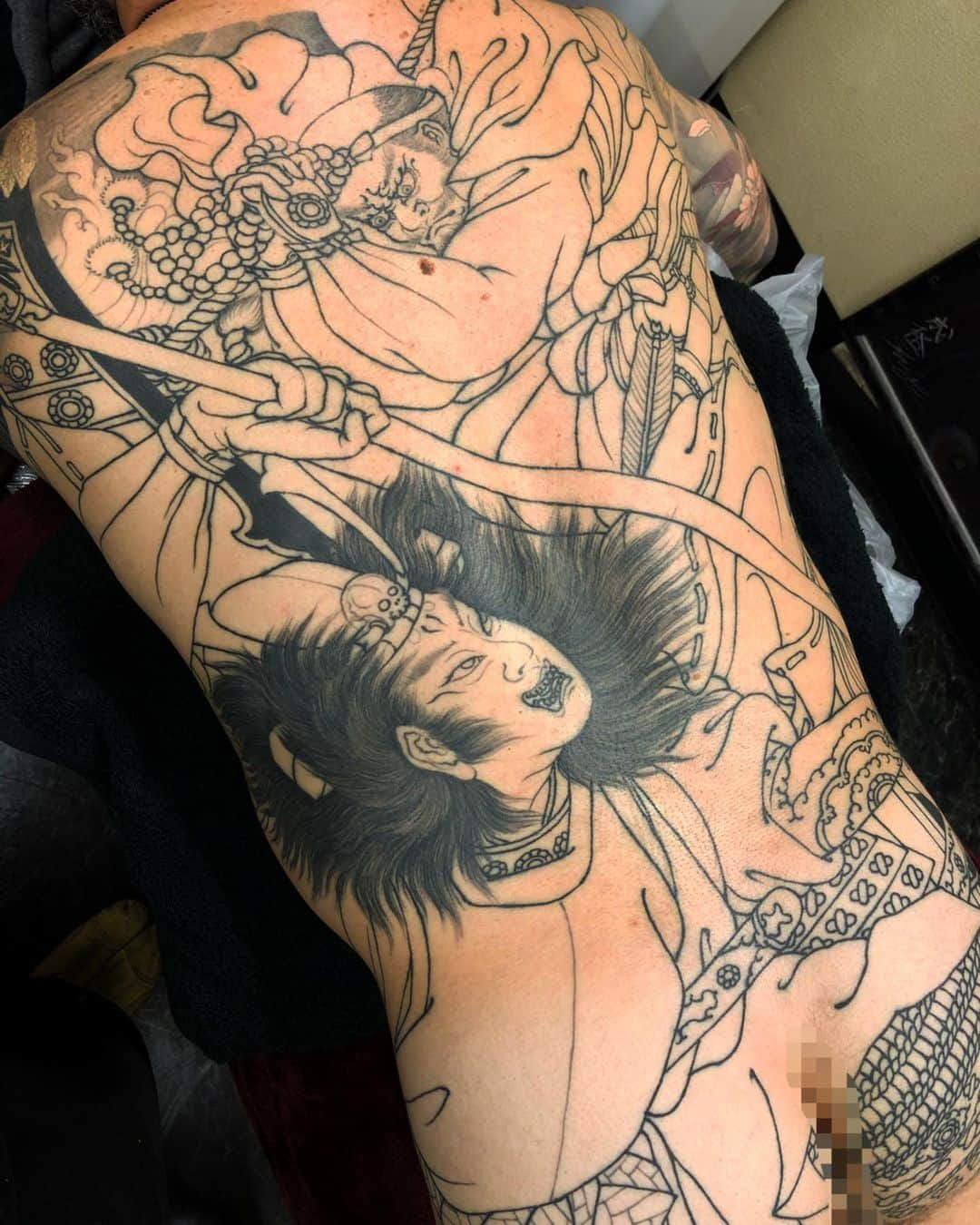 SHIGEさんのインスタグラム写真 - (SHIGEInstagram)「In progress,, just added more subject by freehand for “Funa Benkei” project,, and that amazing portrait is by my good friend @roberthernandeztattoos , Just connected everything,, Thank you good times! @mosmoi  Otsukaresama deshita!  _  #shige #shigetattoo #shigeyellowblaze #yellowblazetattoo #黄炎 #船弁慶 #弁慶 #平知盛 #大物浦 #義経千本桜 #日本刺青 #武者絵 #平家蟹 #funabenkei #benkei #tairanotomomori #heikegani #freehand #japanesetattoo #japaneseart #japan @bishoprotary #bishoprotary @inkeeze #inkeeze #dipcaps #bishopfamily #fusionink #fusioninkproteam」12月29日 17時37分 - shige_yellowblaze