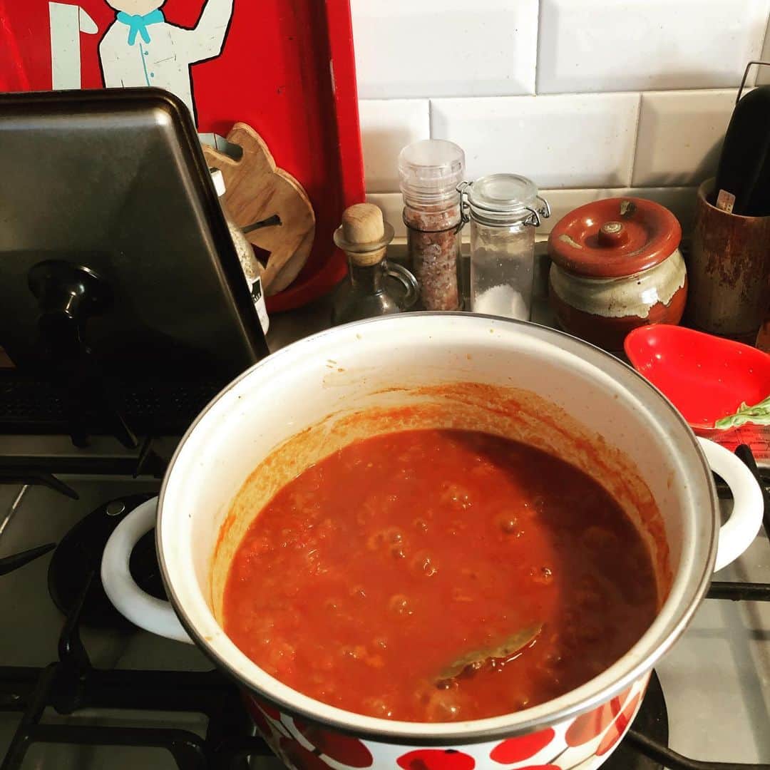 藤田朋子さんのインスタグラム写真 - (藤田朋子Instagram)「得意料理です🍅と言えるかも？ トマトソース作り🍝 ことこと。  #トマトソース #イタリアン #手料理 #キッチン #ぐつぐつ #コトコト #cooking #ltalian #tomato #goodsmell #bonapetite」12月29日 17時35分 - chiendormant