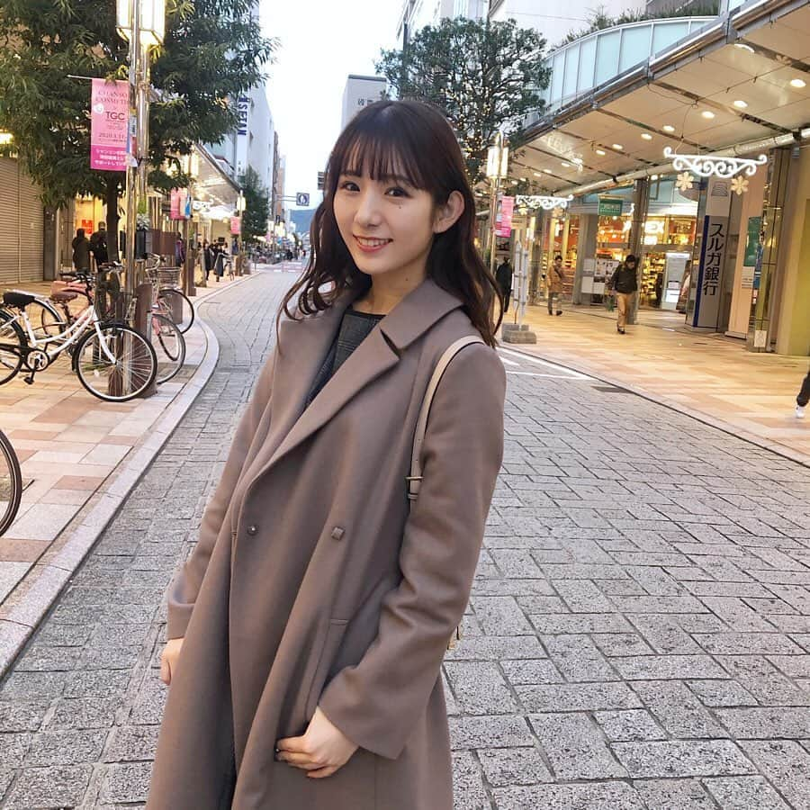 栗田麻理さんのインスタグラム写真 - (栗田麻理Instagram)「. 今日はお父さんとお出かけ＾＾ 久しぶりに静岡で買い物した〜🌷 . こちらのコートは #apuweiserriche ♡♡ 嬉しい事にファンの方にいただきました( ;ᯅ; ) 大好きなブランドなので幸せです😖❤︎ 今年の冬、愛用します☺️✌︎ . #arpegestory #ベルテッドロングコート #ロングコート #アプワイザーリッシェ」12月29日 17時36分 - mk_1202_x