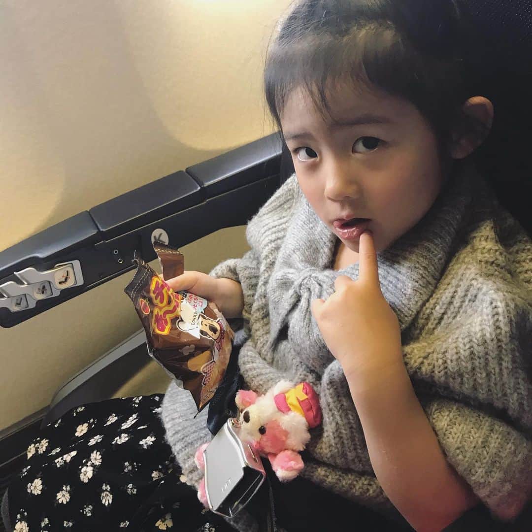 竹村真奈のインスタグラム：「高知帰省✈️ 今年は試練の年だったけど、忘れられない学びの多い1年でした。 のんびり過ごそう。 . 帰ったら早々にじいじサンタからプレゼントもらってホクホク🎁 . #前髪伸ばし中 #4歳」