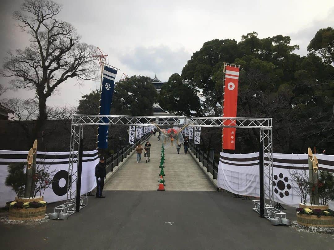 熊本城のインスタグラム：「🎍正月を迎える準備🎍が出来ました。 年末年始の特別公開は12月29日から1月5日まで。  #熊本城 #kumamotocastle #熊本  #kumamoto #日本 #japan #城 #castle #天守閣 #地震 #earthquake #japantrip #復旧 #復興 #reconstruction #門松 #しめ縄」