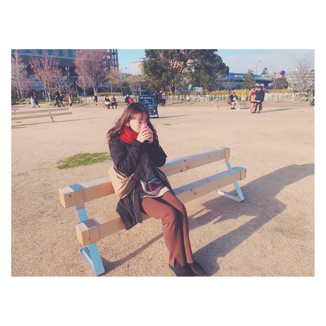 のインスタグラム：「まるで隣のカップルを羨んでいるような写真になってしまった。  #そして実際羨ましい #身も心も寒い冬 #みなとみらい #横浜 #minatomirai #yokohama #japanwinter」
