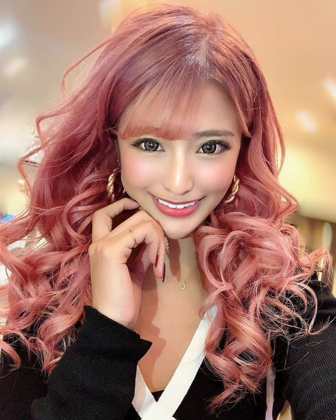 鈴木まりなのインスタグラム：「期間限定PINK👸🏼🌺🎀💘 @mnkr_official #Queen12 グレーブラウン    #dj #girlsdj #femaledj #asiandj #Japanesedj #djlife #djingismylife #djinglife #djlifestyle #マリナカラコン」