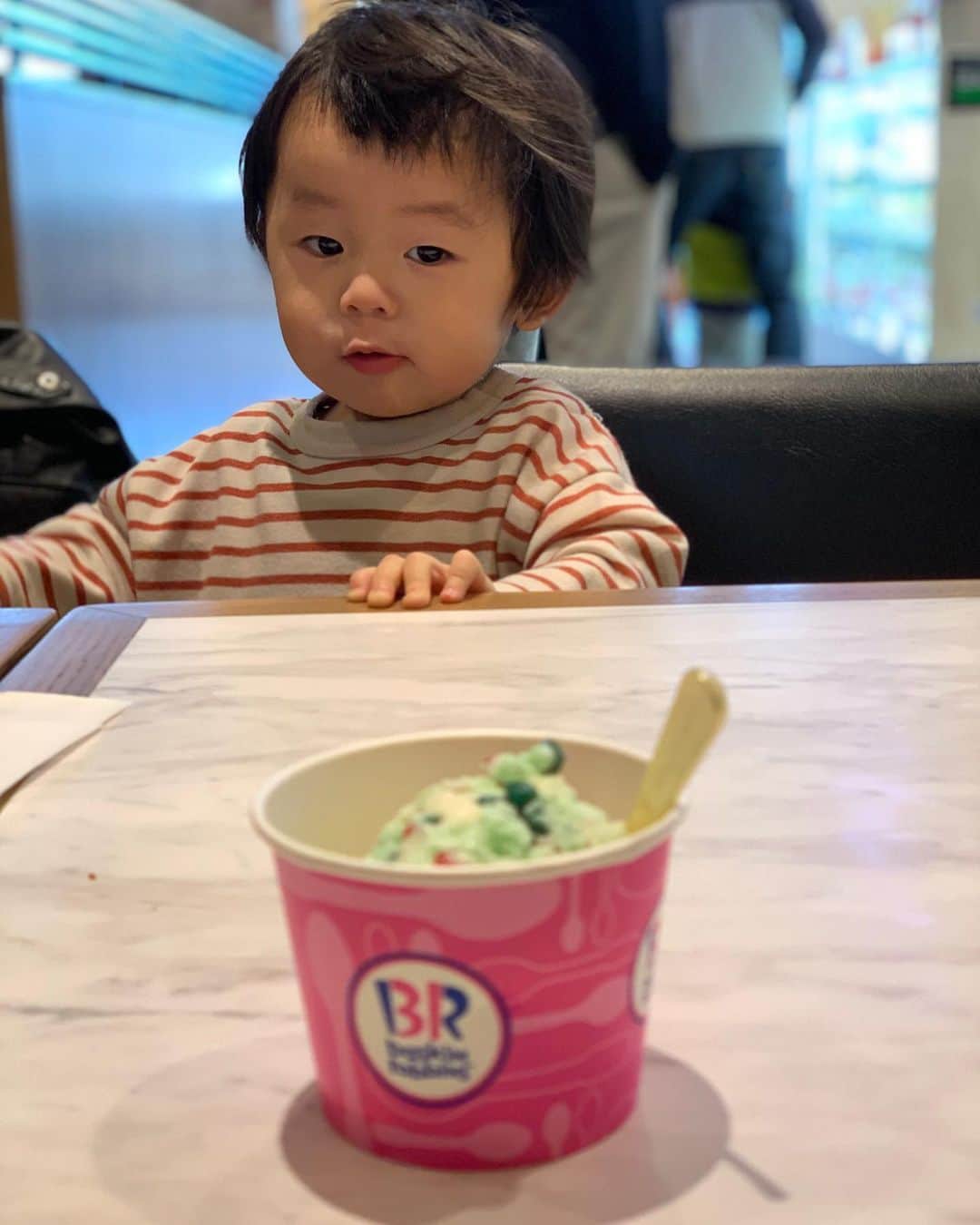 のインスタグラム：「2019年も、もうすぐ終わりますね。  っていうか、来年から2020年代突入じゃん。  ありがとう2010年代。  色々あった。  大食いデビューして、結婚して、家族が増えて。  色々な人々との出会いや別れを経て今。  これから先も、今目指す事は変わらないけど、とりあえず一つのまとめ？として。  皆様、今年一年もありがとうございました。  そして来年もよろしくです。  年末年始はあまり仕事しないで、時の流れを感じようと思います。  #ありがとう2010年代 #2020年代よろしくね」