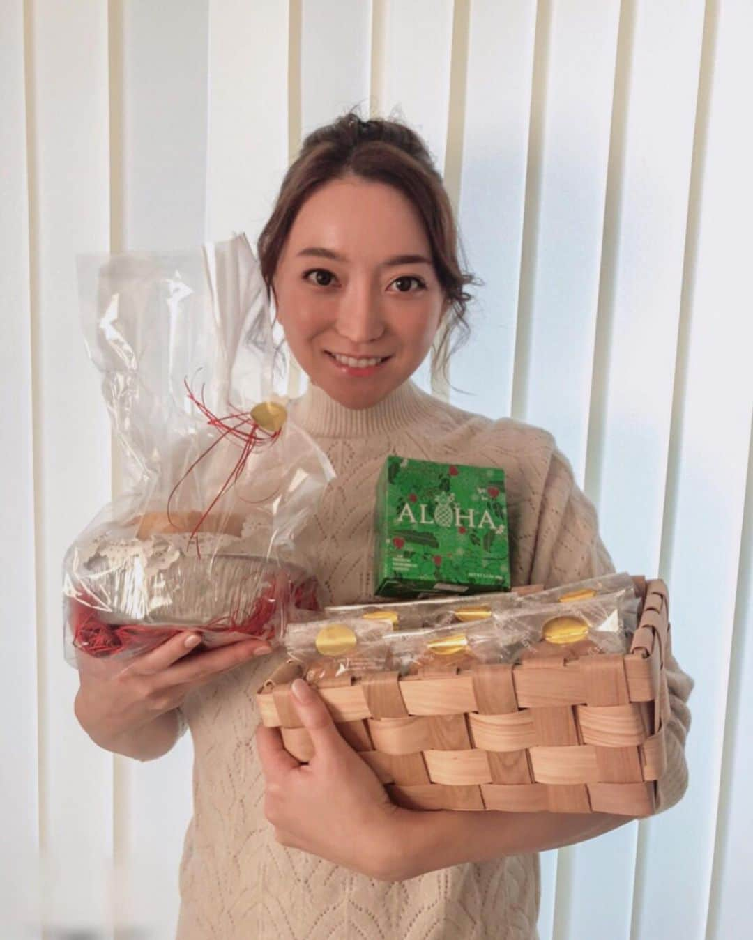 加藤綾菜さんのインスタグラム写真 - (加藤綾菜Instagram)「ロケ前にマネージャーさんがケーキ🧁を差し入れしてくれました❤️ 手作りだって✨頂きます✨😋 嬉しい。。。支えてくれて感謝です❣️」12月29日 17時49分 - katoayana0412