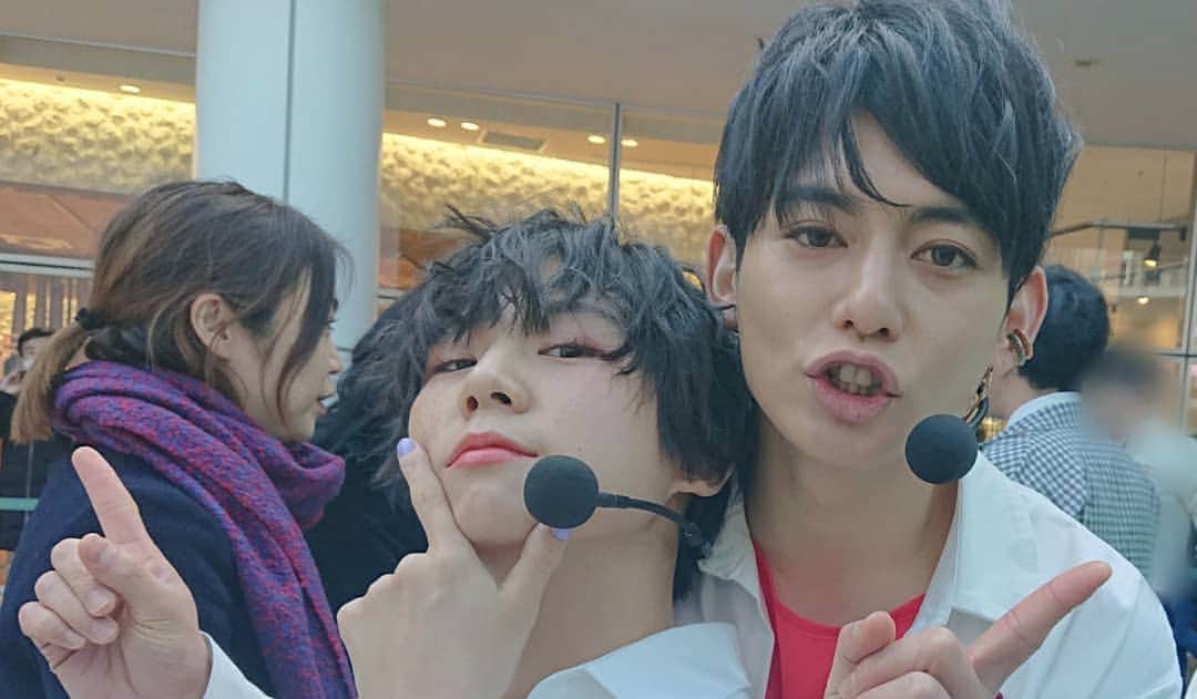のインスタグラム：「ラゾーナ川崎！ミニライブ&ハイタッチ会 お越しいただいた皆様、ありがとうございました✨😆 今回はスイモンとRED、そして金田さんとケンさんの3チームによるイベント！🎉 REDのWセンター、今回は #ひなてつ でお送りしました😍😍 これにて年内のイベントは終了になります😭 また来年たくさんの皆さんにお会いできますように！！！！🎶 #吉本坂46 #不能ではいられない #どつくより笑わせろ #めっけもん #STRAYSHEEP #RED #スイートMONSTER #CIRCUS #ラゾーナ川崎」
