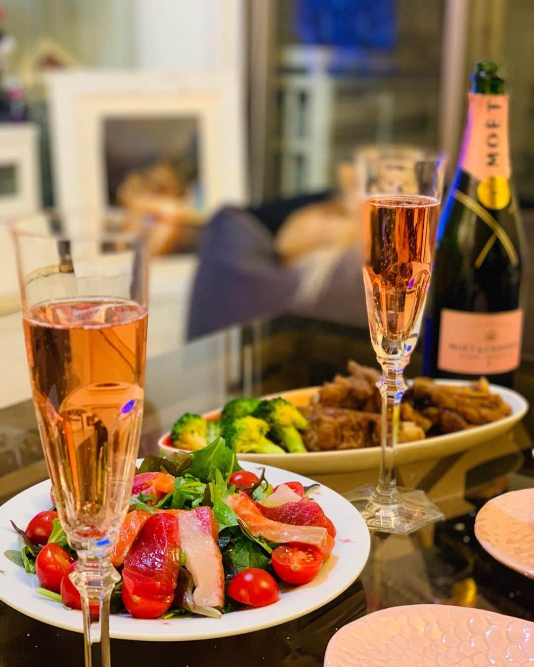 朝風れいさんのインスタグラム写真 - (朝風れいInstagram)「キングさん家で2人と3匹の忘年会🥂🍾 集合写真撮り忘れたー(ﾉД`)💦 なので、やたら料理と食いしん坊のお嬢ばっかり😂笑 それにしても、美味しかったなぁ🤤  今年も沢山お世話になったキング兄さん…じゃなくて🤭姉さん！！！w 来年もいっぱい遊んでもらおっ(๑˃̵ᴗ˂̵) ・ ・ ・ #忘年会 #クリスマスパーティー #christmasparty #キングさん #蓮城まこと さん #元兄さん #今姉さん #ショコラ #シュガー #お疲れで #よく寝てた #くるみ #相変わらず #クンクン隊」12月29日 18時12分 - rei.wd