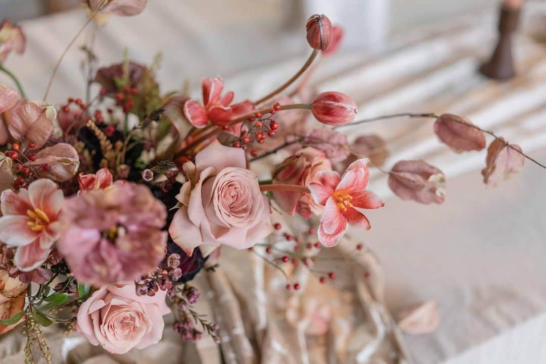 플로리스트 이주연 florist Lee Ju Yeonさんのインスタグラム写真 - (플로리스트 이주연 florist Lee Ju YeonInstagram)「. . qingdao flower work shop 🖤 . centerpiece . . 订花 WeChat ID vaness_flower 클래스상시모집 당일꽃주문가능 #수업문의 #주문예약 #lesson #Order  Katalk ID vaness52 WeChat ID vaness_flower E-mail vanessflower@naver.com . 강남구 역삼동608-16 📞02-545-6813 . #vanessflower #florist #flowershop #handtied #flowerlesson #花束 #花束包装 #바네스플라워 #플로리스트 #꽃다발 #부케 #플로리스트학원 #역삼역꽃집 #언주역꽃집 #플라워레슨 #꽃다발주문 #꽃수업 #꽃주문  #대관 #공간대여 #공간쉐어 #졸업식꽃다발 #웨딩부케 #bouquet #centerpiece」12月29日 18時05分 - vanessflower