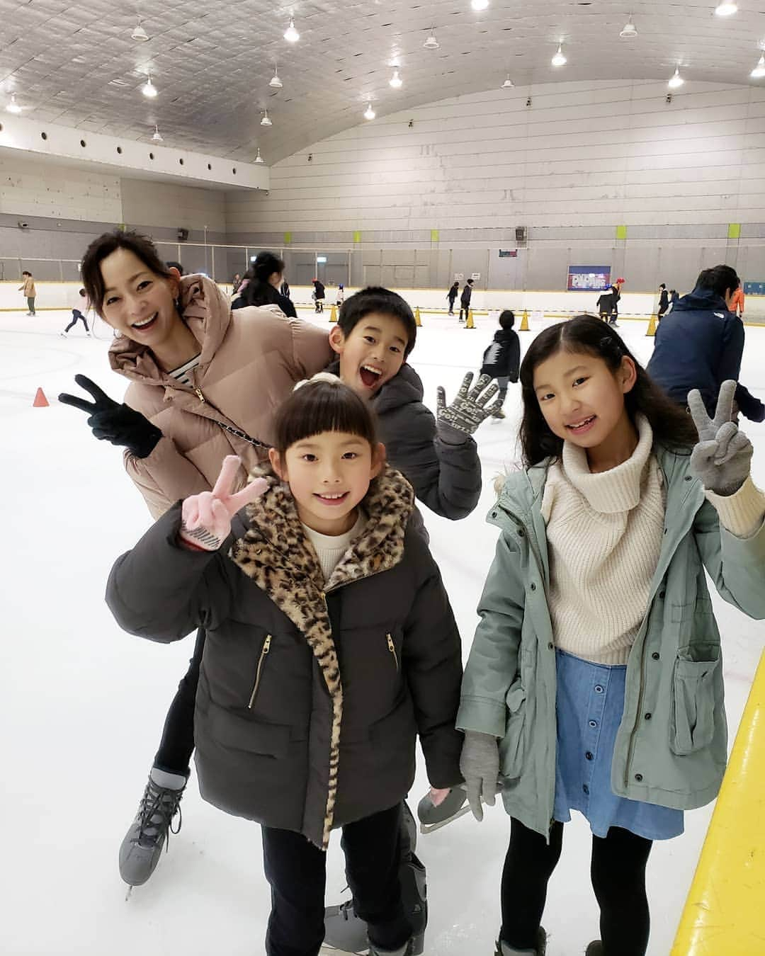 佐藤純さんのインスタグラム写真 - (佐藤純Instagram)「昨日は、お友達親子とスケートへ⛸️ 私の父が好きで小さい頃、よく連れてってもらったスケート！  今は私が子供達に教えてあげようと思ったけど、教えることがない💦  勝手にどんどん上達していく！  子供ってすごいね✨  スケートで冷えきったので、帰りは温泉へ♨️ #スケート #温泉 #親子 #兄妹 #ママ #ママモデル #モデル #mama #mamamodel #model」12月29日 18時09分 - junsatoidea