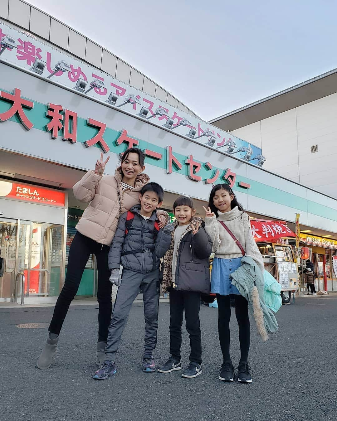 佐藤純さんのインスタグラム写真 - (佐藤純Instagram)「昨日は、お友達親子とスケートへ⛸️ 私の父が好きで小さい頃、よく連れてってもらったスケート！  今は私が子供達に教えてあげようと思ったけど、教えることがない💦  勝手にどんどん上達していく！  子供ってすごいね✨  スケートで冷えきったので、帰りは温泉へ♨️ #スケート #温泉 #親子 #兄妹 #ママ #ママモデル #モデル #mama #mamamodel #model」12月29日 18時09分 - junsatoidea