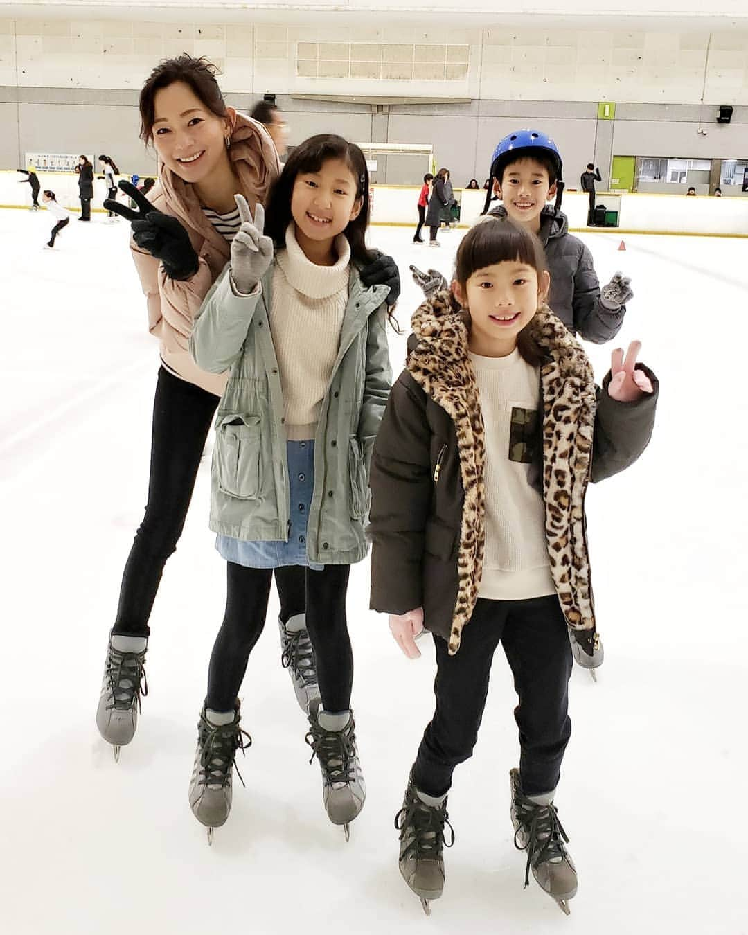 佐藤純さんのインスタグラム写真 - (佐藤純Instagram)「昨日は、お友達親子とスケートへ⛸️ 私の父が好きで小さい頃、よく連れてってもらったスケート！  今は私が子供達に教えてあげようと思ったけど、教えることがない💦  勝手にどんどん上達していく！  子供ってすごいね✨  スケートで冷えきったので、帰りは温泉へ♨️ #スケート #温泉 #親子 #兄妹 #ママ #ママモデル #モデル #mama #mamamodel #model」12月29日 18時09分 - junsatoidea