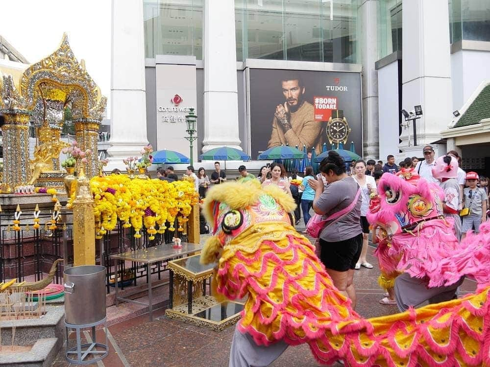 タイ国政府観光庁さんのインスタグラム写真 - (タイ国政府観光庁Instagram)「⠀ ／⠀ 🇹🇭タイでどこ行く❓何する❓⠀ 今月の注目スポットは...😎✨⠀ ＼⠀ ⠀ 📍バンコク⠀ 🌟今週のテーマ：いま行くべき観光地⠀ ⠀ 今月はバンコク特集✨⠀ 今回ご紹介するのはバンコク市中心の交差点に佇むヒンドゥー教祠「エラワン廟」🙏💞⠀ 「願いが叶う祠」として知られていて、連日多くの参拝者で大賑わい🎶⠀ ⠀ 願いが叶った人は舞踊や音楽を奉納する習慣がありますが、敷地内の舞踏団が毎日舞踊や演奏を披露していることからも、祈願成就した人の多さを伺いしることができます☺️✨⠀ ⠀ #タイ #タイ旅行 #バンコク #バンコク旅行 #エラワン廟  #プラプロム #パワースポット #タイ寺院 #お寺巡り #こんなタイ知らなかった #もっと知りタイ #旅好きな人と繋がりたい #海外旅行 #女子旅 #タビジョ #海外リゾート #thailand #bangkok #erawanshrine #phraphrom #amazingthailand #thailandtravel #thailandtrip #thai #thaistagram #lovethailand #thainess #localexperience」12月29日 18時10分 - amazingthailandjp