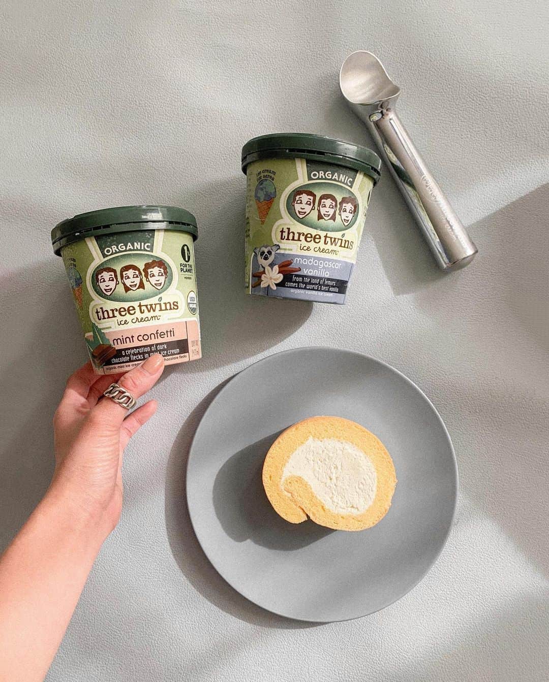 Lilmeのインスタグラム：「オーガニックアイスはカロリーと罪悪感とカロリーはゼロ🍦笑　﻿ 今年のクリスマスにお手紙付きでサンタから届いた🎅🏽 🤎𝙎𝙥𝙚𝙘𝙞𝙖𝙡 𝙩𝙝𝙖𝙣𝙠𝙨🤎﻿ @arinco1106 @threetwinsicecream.jp ﻿ ﻿ #threetwins#icecream#オーガニックアイス#アイス」