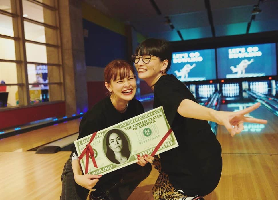 emmaさんのインスタグラム写真 - (emmaInstagram)「@sacaiofficial 🎳❤️ LET'S GO BOWLING ✨ 少し前にsacaiの忘年会に🔥 まさかのボーリング大会で優勝🤣 sacaiの皆様ありがとうございました🙏🏻　#sacai」12月29日 18時19分 - okss2121