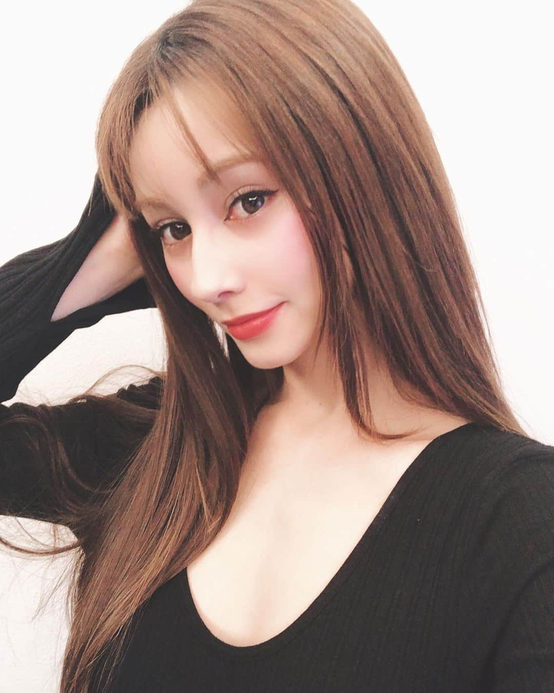 ダレノガレ明美さんのインスタグラム写真 - (ダレノガレ明美Instagram)「たまーに背中出します。 女子会だから☺️ 前はUになってます✨ アイライナーとマスカラはCAROME. リップはCHANELです💋」12月29日 18時22分 - darenogare.akemi