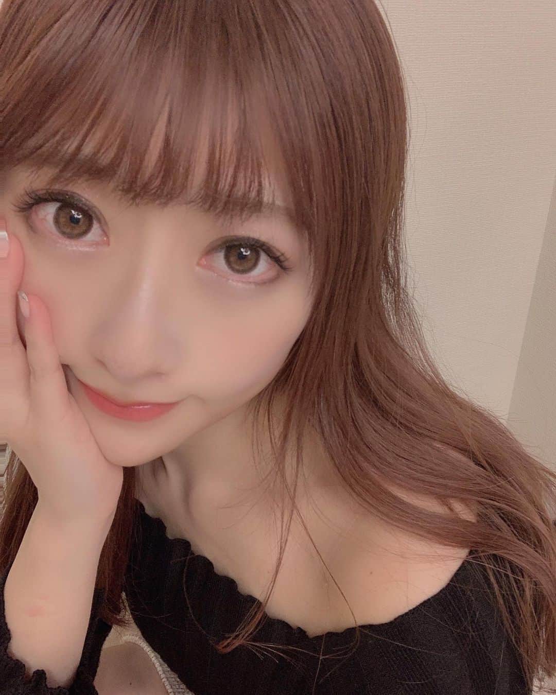 のインスタグラム：「.*⑅︎୨୧┈︎┈︎┈︎┈︎┈︎┈︎┈┈︎┈︎┈︎┈︎┈︎୨୧⑅︎* .  ㅤㅤㅤㅤㅤㅤㅤㅤㅤㅤ @mikuchujo さんにマツエク140本していただきました💗 ボリュームラッシュで付けたのでかなり目がぱっちり✨メイク映えします☺️ マツエク中もまったく違和感なく安心してお願いできました🤲 そしてなにより美人すぎて、、✨ マツエク迷子さんにおすすめできるサロンです✨ ありがとうございました😊 .*⑅︎୨୧┈︎┈︎┈︎┈︎┈︎┈︎┈┈︎┈︎┈︎┈︎┈︎୨୧⑅︎* .  #エマノン銀座 #chumylash #銀座まつエク #mikuchujo #pr #コラボベース#マツエク#カラコン#japanesegirl」