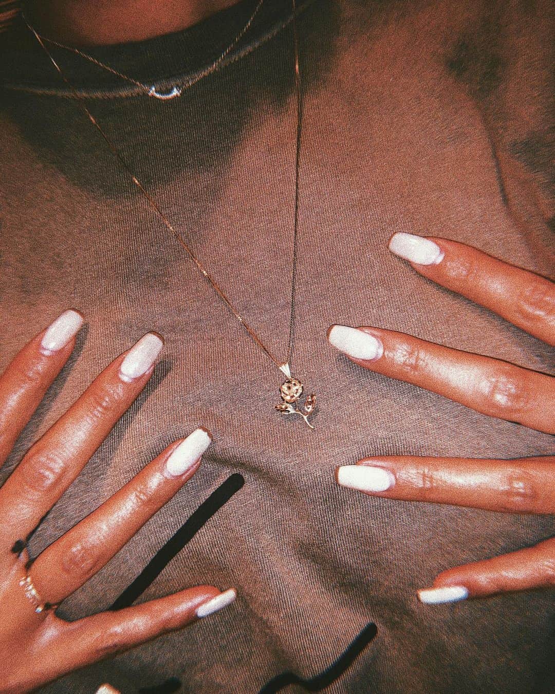 菅又菜摘（ナツ）さんのインスタグラム写真 - (菅又菜摘（ナツ）Instagram)「favorite🥀 supremeのlook bookで着用されて 話題になってるネックレス 海外では即完売💸日本市場には 出回りの少ない希少なアイテム 日本では @pimp_14k で買えるよ🤲🏾 #14kpimp #supreme #14k #gold #jewelry #rose #necklace #pendant #newnails #nail #nails #trunail #white #whitenails #frenchnails #mirrornails  #kogenatsu #焦げNATSU #こげなつ」12月29日 18時27分 - kogenatsu920