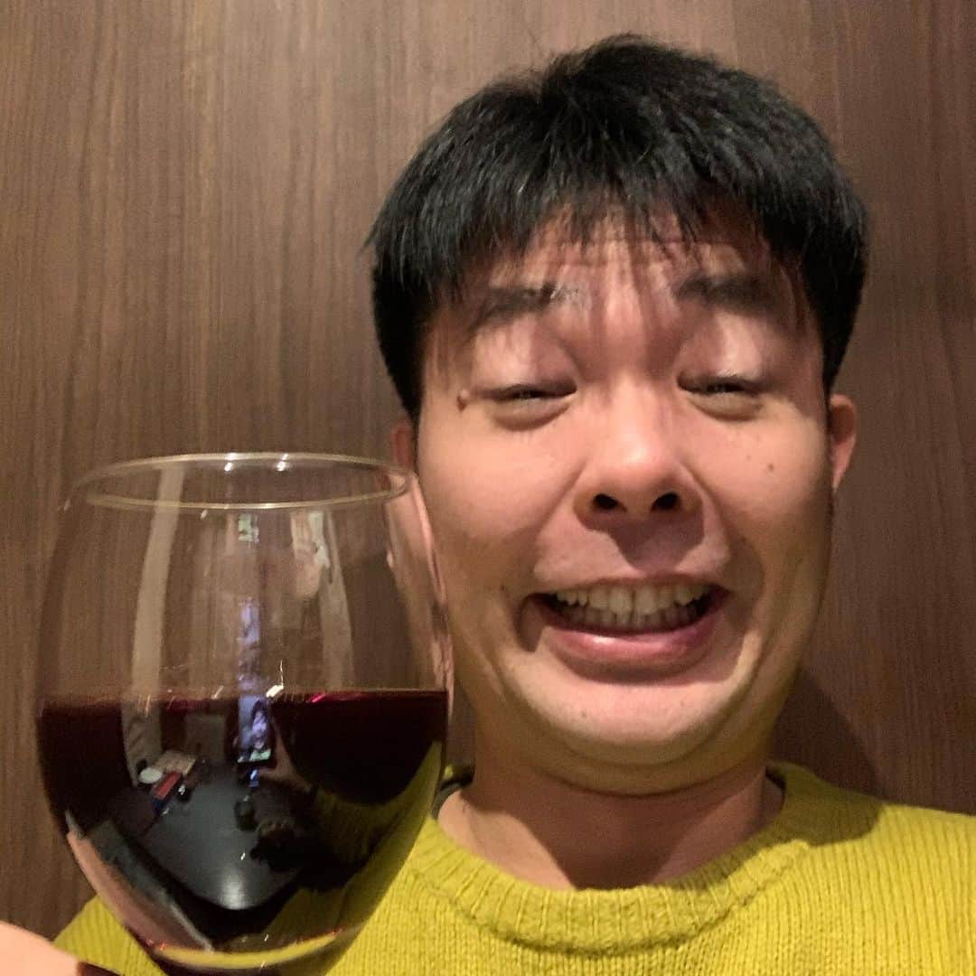 西川晃啓のインスタグラム：「気絶ルネッサース  酔い気絶  #あるある探検隊#レギュラー#気絶#気絶の日々#ギャグ#休日#ワイン#燻製工房#髭男爵#一発屋#乾杯」