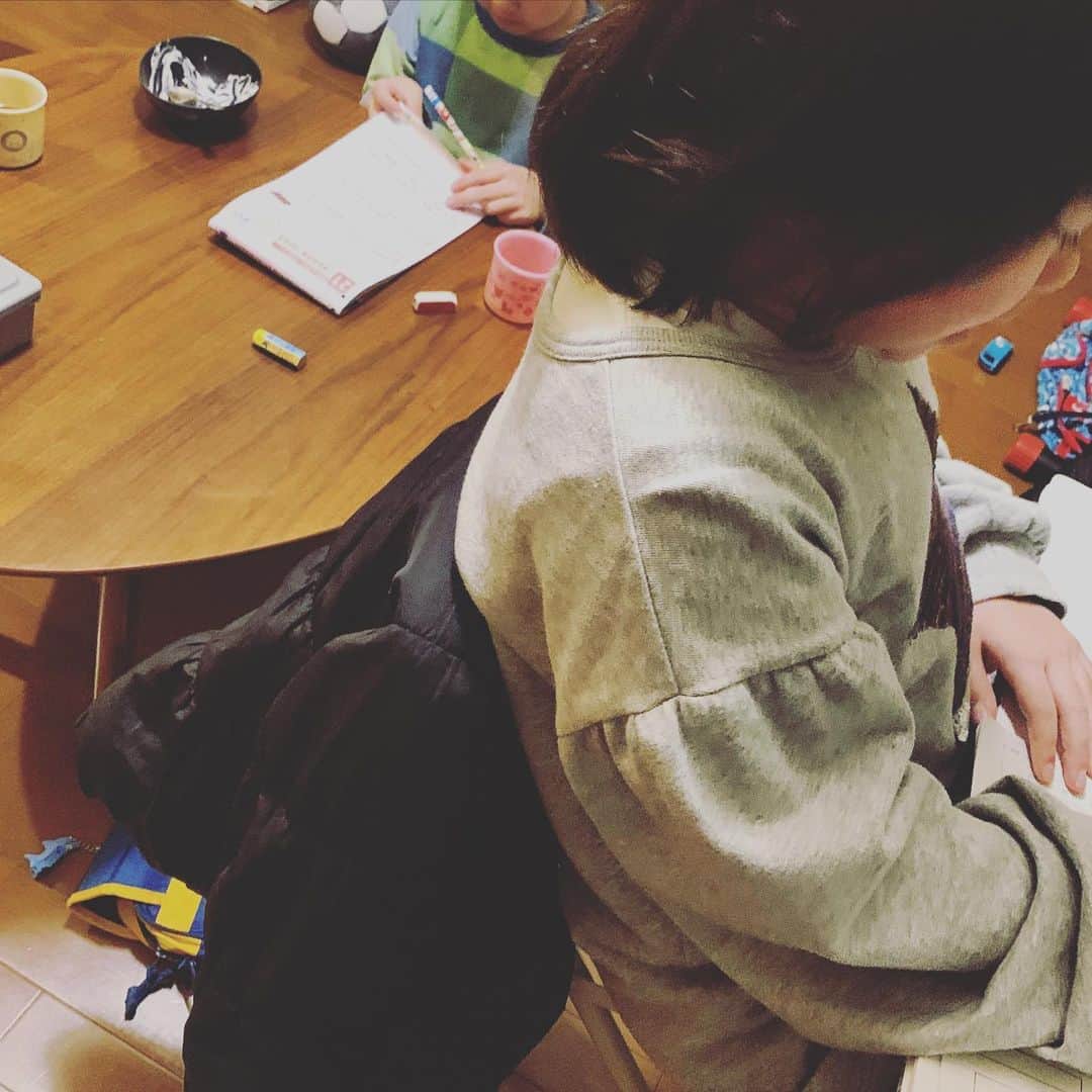 こーいちのインスタグラム：「年末限定の問答無用イベント開催中。  #勉強の頑張り次第でお年玉の額が変動するシステム #とりあえず #下がらんように #頑張れ」