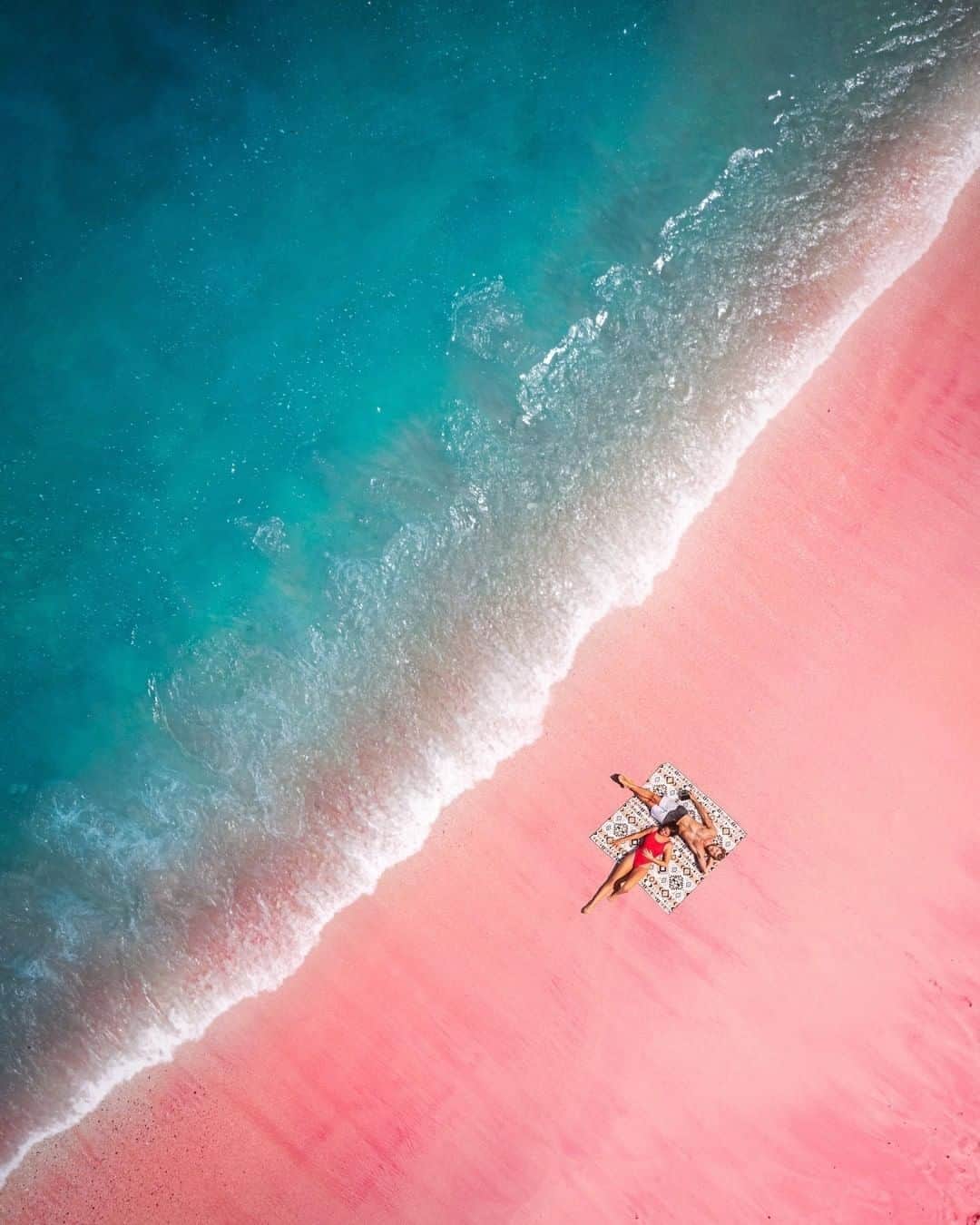 9GAGさんのインスタグラム写真 - (9GAGInstagram)「Whom would you want to visit this naturally pink beach with in Lombok? 🌸Follow @voyaged for more travel ideas for next summer! | By @thefreedomcomplex - #9gag #voyaged #travel」12月29日 18時34分 - 9gag