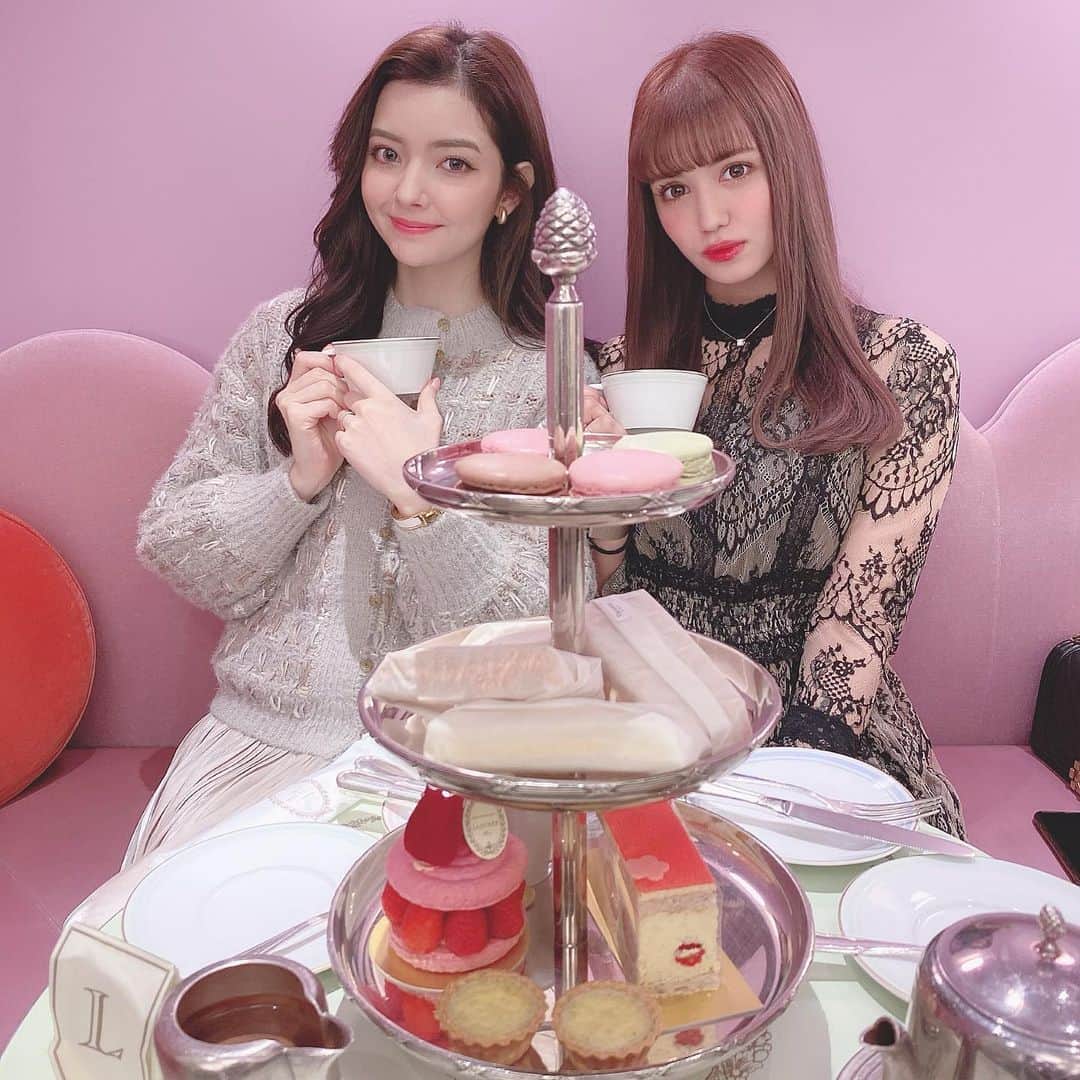 のインスタグラム：「台湾人モデルの蘇小軒ちゃんと💖💖💖 ラデュレのアフタヌーンティーに行きたがってたので、案内しました🥰💕 インスタで仲良くなって、日本に遊びに来てすぐ連絡くれたの😳✨ 一緒にお買い物もしたよ💕 ワンピースは @lilyboutique_official 💕💕💕 ・ 通过Instagram成为朋友我很高兴♥️ 再来日本的话就玩吧💐 #蘇小軒 #ladureecafe #lilboutique」