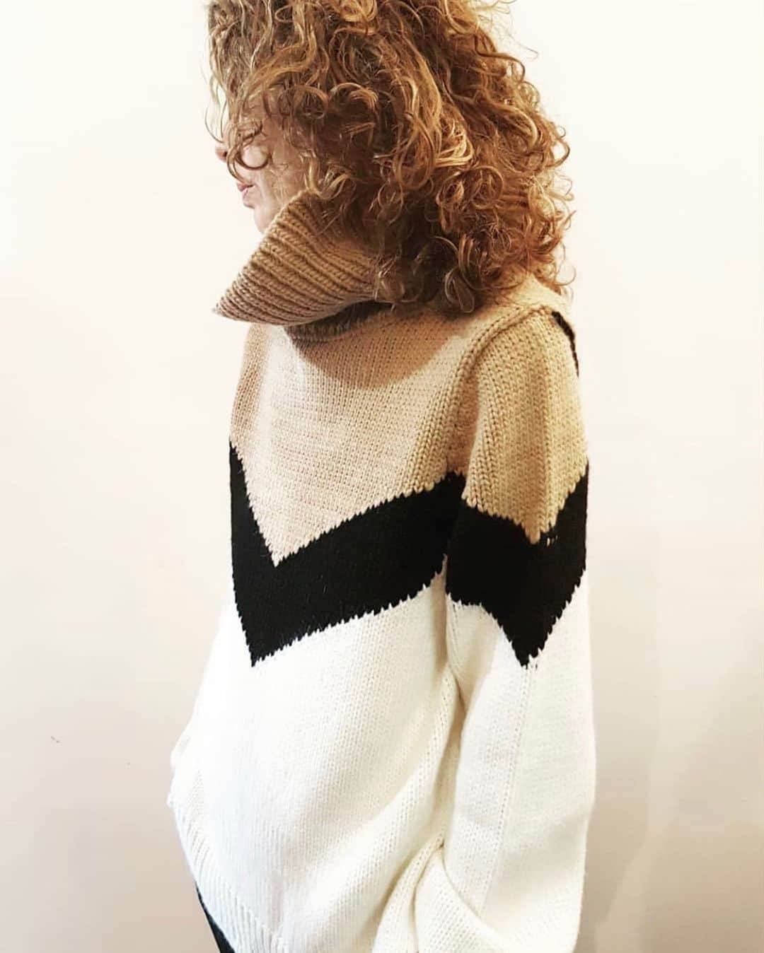 のインスタグラム：「Black Beige and White, natural color combination for this wonderful knitwear #collectionpriveeofficial • • • • #fallwinter2019 #knitwear #colorcombination #natural #elegant #fashionista #womenstyle #womenswear #madeinitaly #italianbrand #turtleneck」