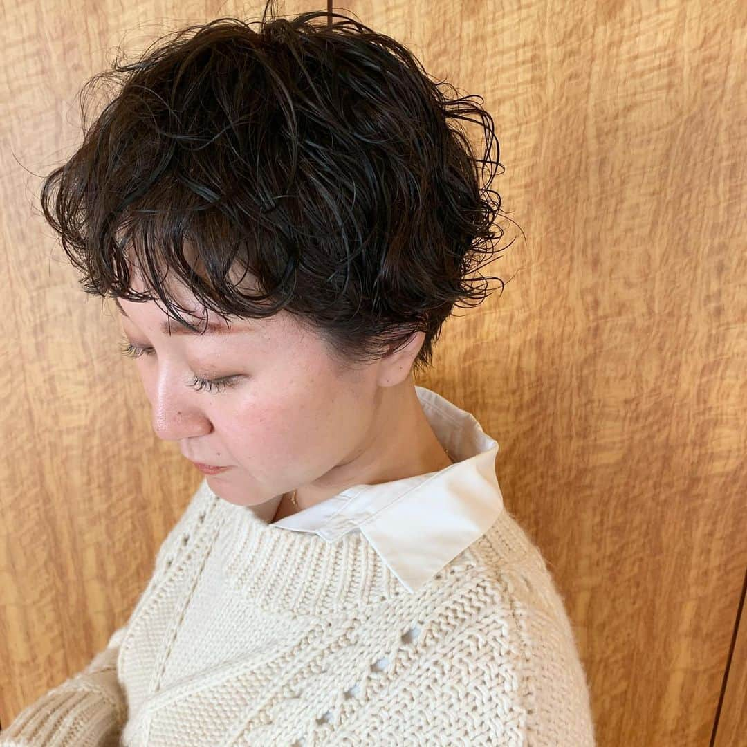 YU-U（工藤由布）さんのインスタグラム写真 - (YU-U（工藤由布）Instagram)「はずcut&colorおさめ✂︎ 襟足短くして上はパーマ残し🌀 久々の眉上な前髪✂︎✂︎✂︎ 今年もたくさんありがとう❤️❤️❤️ ・・・ #uアレンジ #ハズバング #ショートヘア #パーマ」12月29日 18時42分 - nyan22u22nyan