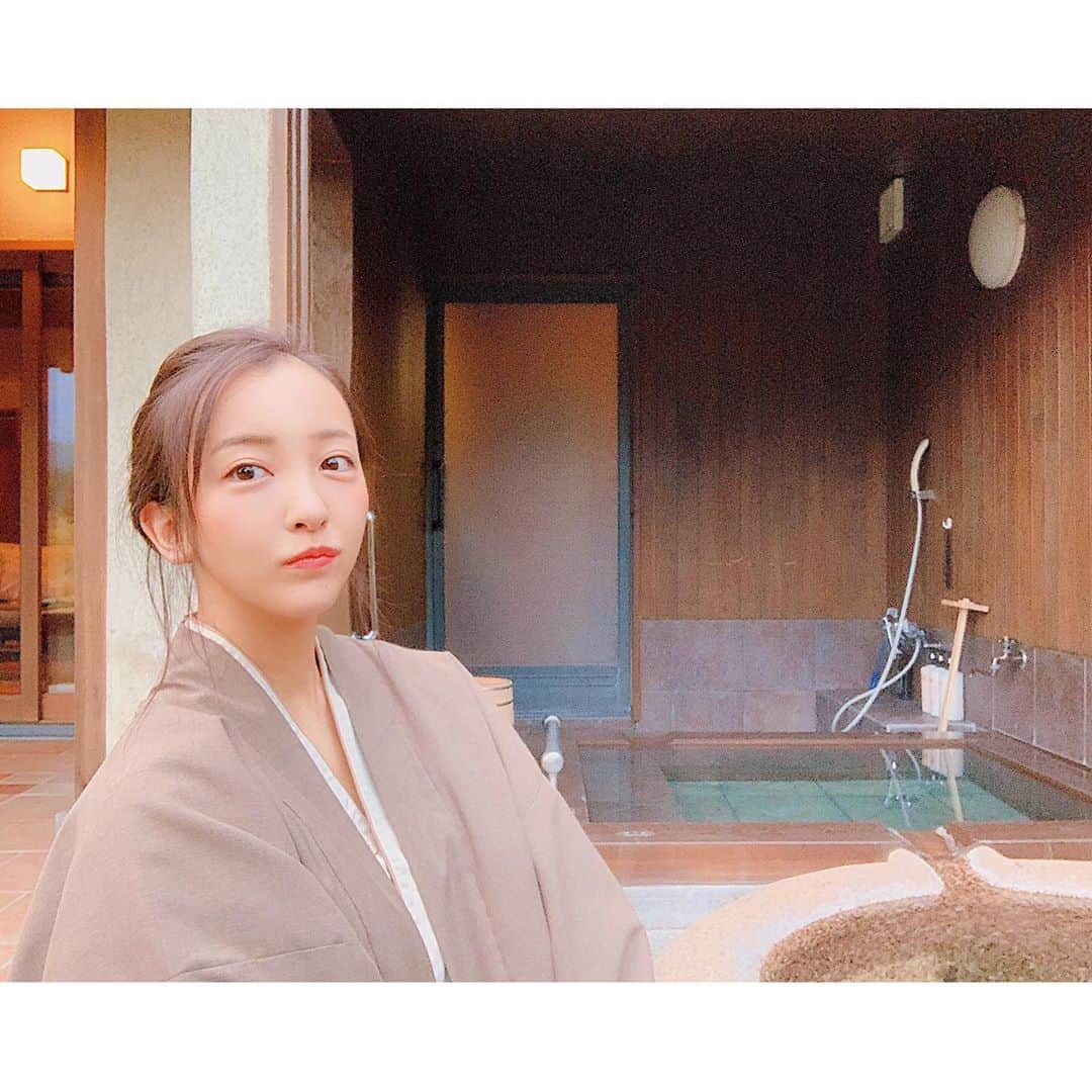 板野友美さんのインスタグラム写真 - (板野友美Instagram)「温泉や眺望 そして御飯や山の空気がとっても 美味しくて、 心身ともに癒されました😌𓂃 𓈒𓏸  大人になったら、山が好きになったなぁ。 大きくて、みてるだけで私達の日常を 包み込んでくれてるような包容力⛰  #温泉 #湯布院」12月29日 18時42分 - tomo.i_0703