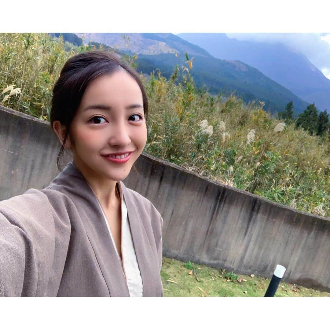 板野友美さんのインスタグラム写真 - (板野友美Instagram)「温泉や眺望 そして御飯や山の空気がとっても 美味しくて、 心身ともに癒されました😌𓂃 𓈒𓏸  大人になったら、山が好きになったなぁ。 大きくて、みてるだけで私達の日常を 包み込んでくれてるような包容力⛰  #温泉 #湯布院」12月29日 18時42分 - tomo.i_0703